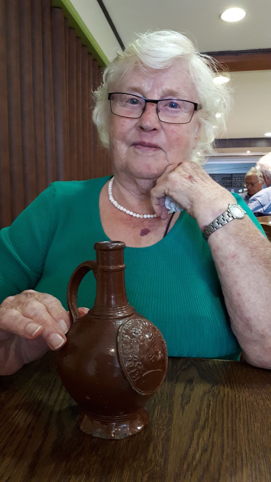 Maria Van Regemortel met kruikje
